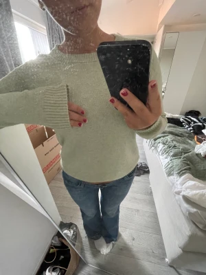 Ljusgrön stickad tröja  - Supermysig stickad tröja i en härligt ljusgrön färg ❣️ Skönt material, absolut inte stickig.  Fint skick!