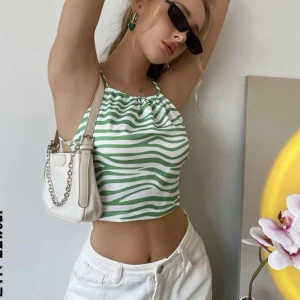 Zebratopp🤍💚 - Säljer denna jättefina toppen i zebramönster från Shein😍den är helt oanvänd och köpt för ca 1 år sedan! Säljer pga att den ej kommer till användning 