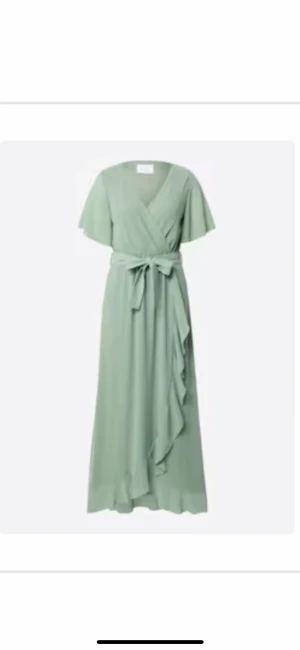 Sisters Point Balklänning - Suuuperfin ljusgrön balklänning från märket ”Sisters Point” (ser lite mörkare ut än vad den är på bild nr 2 & 3). Aldrig använd på grund av köpte en annan. Nypris 699kr