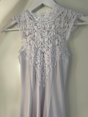 Vit studentklänning - Vit spets studentklänning med urringning i ryggen