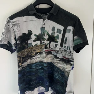 Dolce gabbana polo shirt - Storlek 52 (M passform) Använd men bra conditon, inga fläckar eller trasig