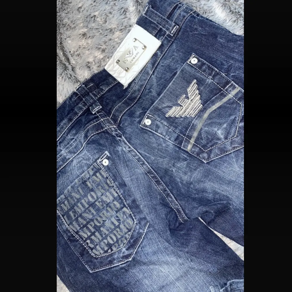 Jätte snygga Armani jeans i storlek W32/L32. Säljer för att de tyvärr inte är min storlek😔. Jeans & Byxor.