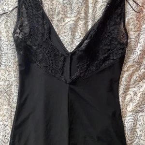 Spetts linne - Svart spettslinne som aldrig använts då det är för stort. Kan användas åt båda hållen.