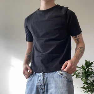 Svart t-shirt RELAXED fit  - Svart relaxed t-shirt. Storlek XS, köpt från damavdelningen på Weekday. Jag brukar bära S herrstorlek. Använt få gånger. Sitter jävligt snyggt till ett par jeans. I fint skick. För fler bilder eller mått kontakta mig!!! 💫