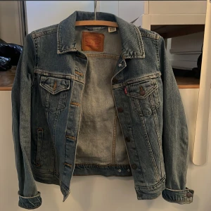 Levis jeansjacka - Nästintill oanvänd jeansjacka ifrån levis i strl XS. Nypris ca 1400kr. 700kr inkl frakt. Pris kan diskuteras 😄 