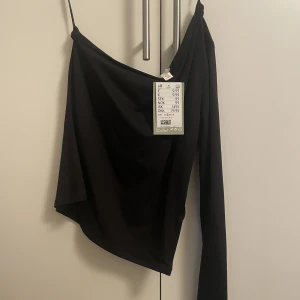 Svart topp - Supersöt topp med bara en ärm ifrån hm! Aldrig använd💗