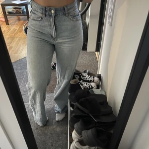 Jeans - Högmidjade jeans i bra skick, sparsamt använda, säljer då de inte är min stil längre 