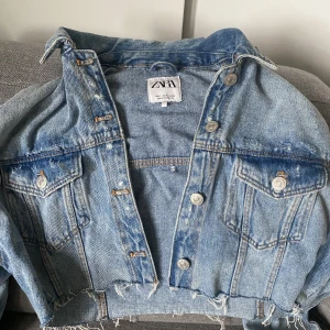 Jeansjacka Zara - Jeansjacka från Zara i storlek XS.