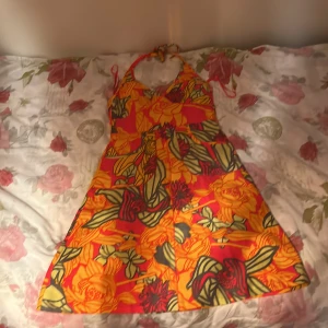 Sommar klänning - Har fina färger och detaljer, men materialet är ej stretchigt