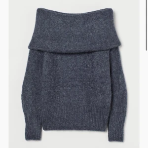 Off-shouldertröja - En off-shouldertröja från hm, i nyskick. Nypris: 300kr. Tröjan är i väldigt bra skick, ej nopprig. En varm och mysig tröja att ha på vintern.   Glöm inte checka mina andra annonser🤗