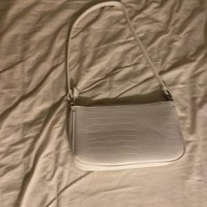 En vit väska som inte kommer till användning 
