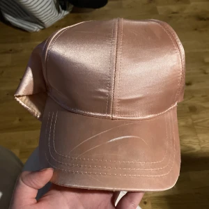 Keps - Rosa glansig keps