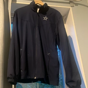 Dallas Cowboys windbreaker - Knappt använd, Skick 9/10 Strl M men som en L