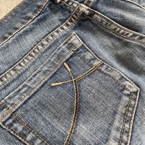 Supersnygga jeans - Jättetrendiga jeans i storlek 36/S. Köpte från plick men råkade köpa fel storlek så säljer vidare💘slitna o avklippta längst ner men inget som syns på