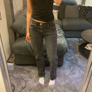 Jeans - Gråa lågmidja jeans från zara i storlek 36. Säljer då de inte kommer till användning längre. Jag är ca 174 cm och de är tillräckligt långa för mig😀