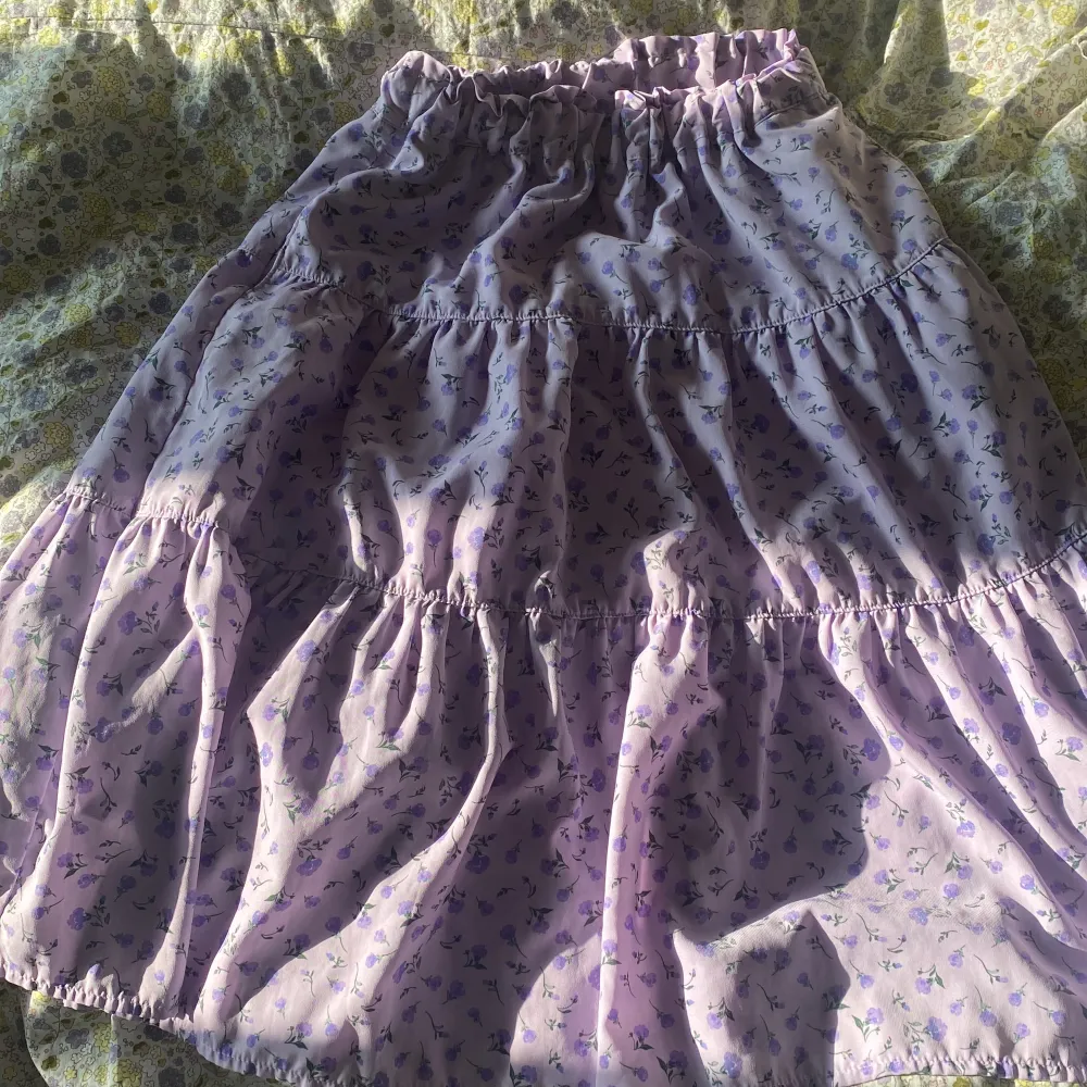 Ja säljer denna fina kjol för att den har tyvärr blivit för liten för mig så hoppas den kommer till användning snart!. Kjolar.