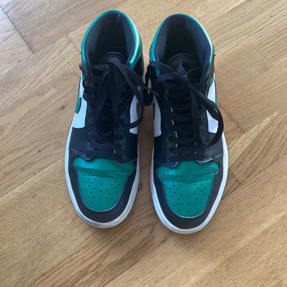 Säljer dessa Nike air Jordans i storlek 39💗 har använt ett fåtal gånger❤️. Skor.