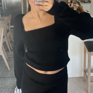 Stickad tröja  - Perfekt till lite finare tillfällen i vinter 🖤