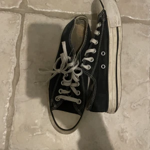 Converse  - Svarta låga converse i storlek 37 i fint skicka