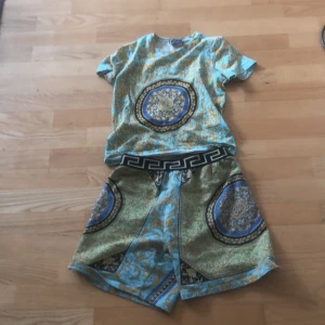 Äkta Versace dress skönt kvalite  - Denna kan passa folk från 10 till 13 14 år rypsen är såklart äkta 