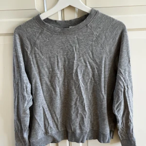 Sweatshirt hm - Grå sweatshirt från hm. Superfin och ganska tunn i tyget🤍storlek M