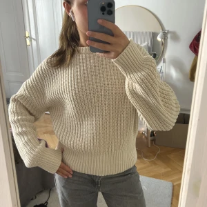 Stickad tröja  - Superfin stickad tröja i från Filippa K i perfekt skick! Tröjan är benvit och i storlek S. Perfekta hösttröjan🎀