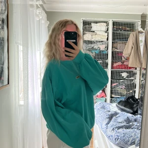 Supermysig Lacoste sweater - Säljer min fina, gröna lacoste sweater. Passar som M/L