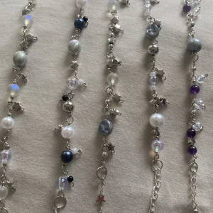 Armband  - Ett för 89kr Alla för 510kr <3 Gulligt handgjorda armband. Ett av dem är ett ametist armband. Skriv för om du vill ha ett. Tryck inte på ”köp nu” direkt. Skriv till mig istället :D
