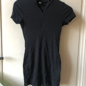 Jumpsuit svart - Storlek xs oanvänd, lite liten för mig som är 172 cm om du är kortare kommer den sitta💞