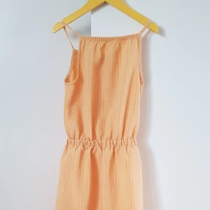 Klänning  - En fin sommar klänning. Orange. Storlek 140. Ny skick.