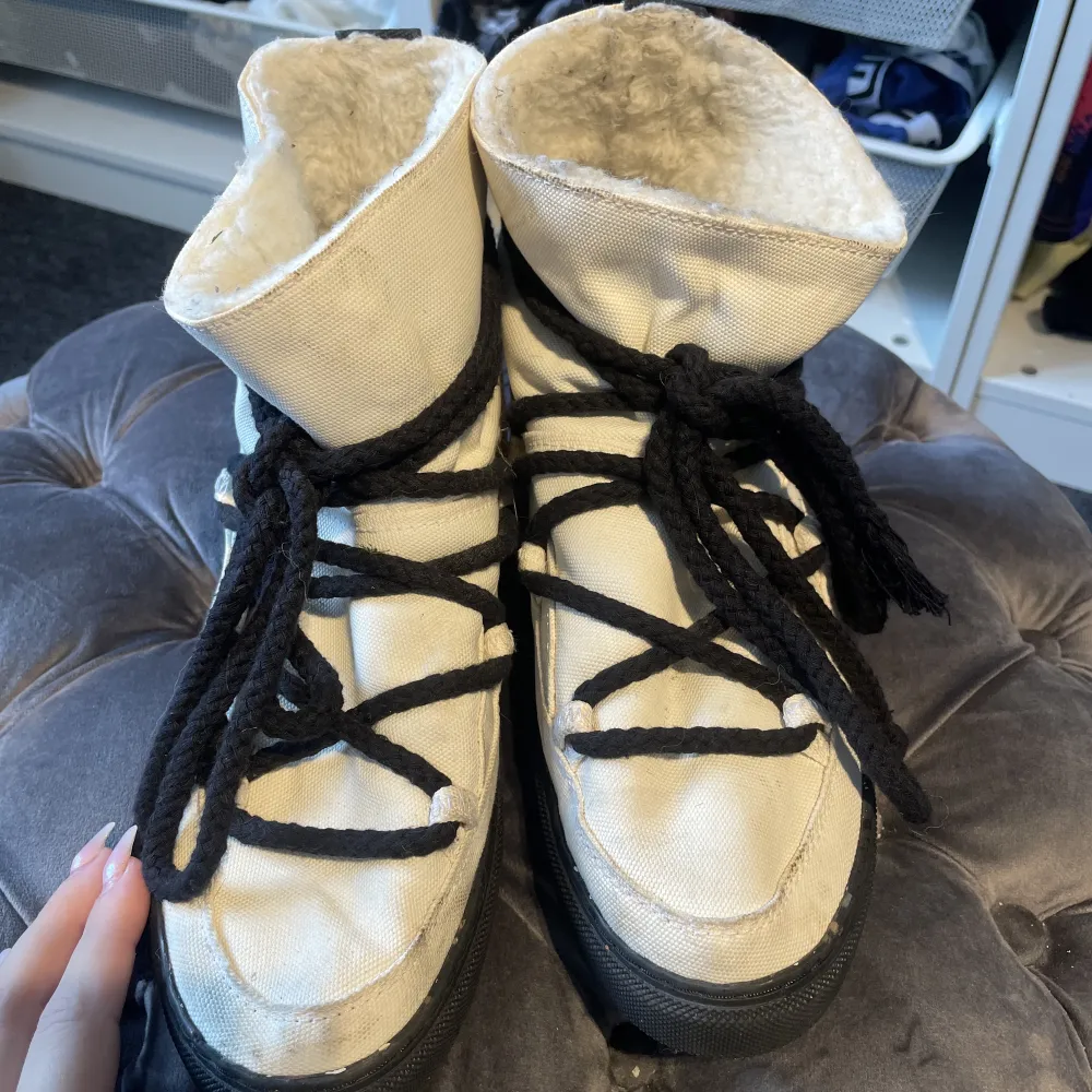 Säljer mina vita Inuikii skor, något smutsiga men går nog lätt att tvätta bort därav priset🤍 Storlek 39 men mer som 38! Köpta för över 2300kr . Skor.
