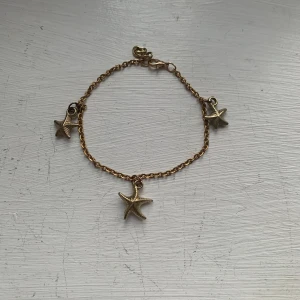 Hemgjorda sjöstjärn armband  - Jag säljer dessa jätte fina hemgjorda och justerbara armbanden med stjärnor på 