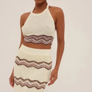 Det från na-kd 🤎 - Det med kjol och haltertopp med flerfärgat mönster från na-kd 🤎🤍 Aldrig använd, prislappen kvar 😇 Nypris: 549kr Storlek: xxs 