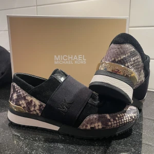 Skor - Säljer dessa oanvända skor från Michael Kors!💛  Storlek 39/40