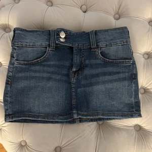 Mini kjol hm - Minikjol från hm, stretchigt material. Frakt tillkommer 