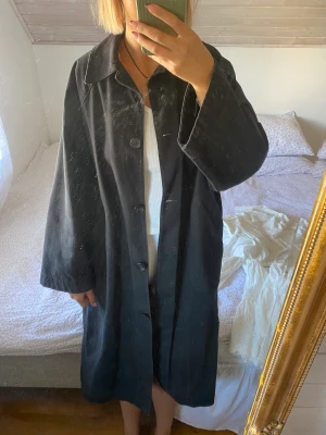 Svart kappa från monki - Svart kappa från monki, knappt använd Jag är 170 lång
