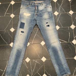 Snygga Dsquared2 jeans som är väldigt unika. Byxorna har spruckit i skrevet men det syns knappast. Kom privat för fler bilder. Priset kan därmed diskuteras🤩