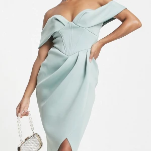 Klänning från asos  - Jätte fin klänning ifrån asos, använd i 2-3 h 