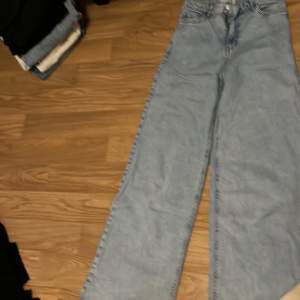 Blåa jeans från Lindex Bra skick finns inte så mycke o säga. 