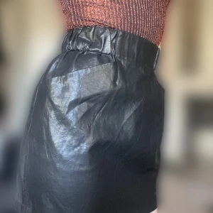 Kjol - Snygg kjol som endast kommit till användning en gång. 