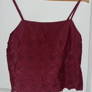 Linne BikBok - Mörkrött linne från BikBok i strl S med justerbara axelband. Slits längst ner på var sida. Ej använd, inte ens testad.  Hör gärna av er för fler bilder 😊 Priset kan diskuteras.  Köparen står för frakten 