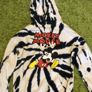 Micky mouse tröja  - En fin micky mouse hoodie fån h&m! Dena tröja är oxå hör oanvänd och otroligt len på insidan❤️kontakta gärna innan köp:)