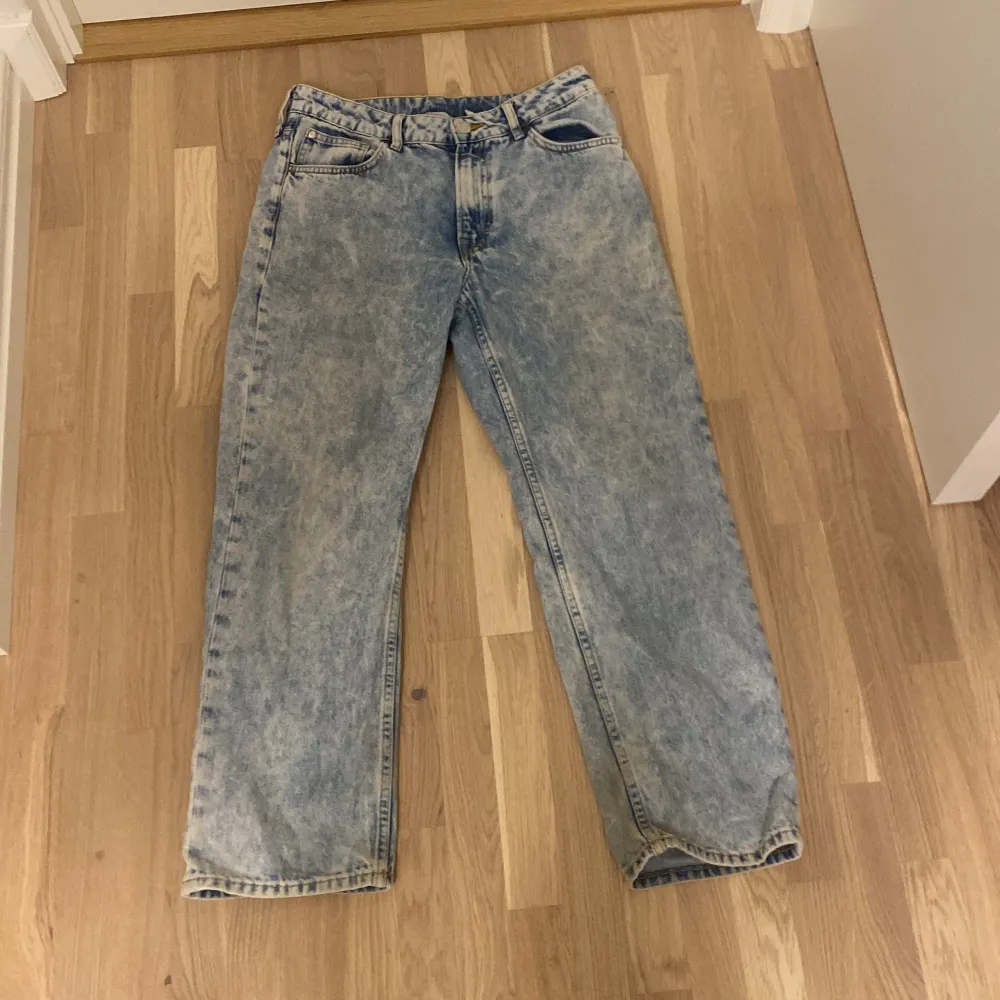 Blåa jeans ifrån H&M lite använda men ändå i bra skick. Jeansen är i loose fit och storlek 14-15yr . Jeans & Byxor.