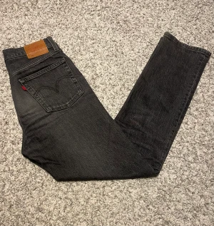 Levis 501 - Ett par fina Levis 501 jeans i färgen  svart-grå, skick 9/10