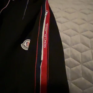 Moncler tröja - En Moncler tröja storlek M men passar S  Kom med bud betalning via plick 