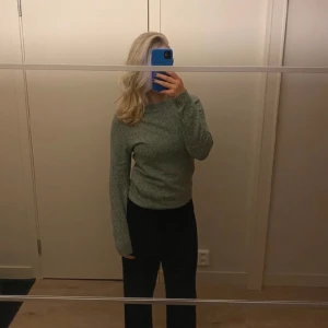 Grön Stickad Tröja - En av dem skönaste tröjorna jag vet, nästan inte alls använd kanske max 3 gånger och är normal i storleken, passar folk som bär S också. 💓