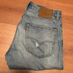 Säljer mina Levis jeans i storlek W:30 L:32 då de har blivit för små för mig (ordinarie pris ca 1000kr). De är i fint skick. Skriv vid frågor eller funderingar!