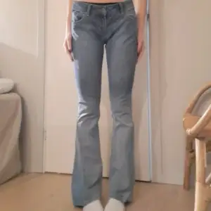 Köpta på plick men för stora. Midjemått ~ 80cm Bootcut modell, jeansen är ljusare nedtill  än upptill Långa ben, w31 l30 (sista bilden ej korrekt i färg) 