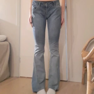 Lågmidjade jeans  - Köpta på plick men för stora. Midjemått ~ 80cm Bootcut modell, jeansen är ljusare nedtill  än upptill Långa ben, w31 l30 (sista bilden ej korrekt i färg) 