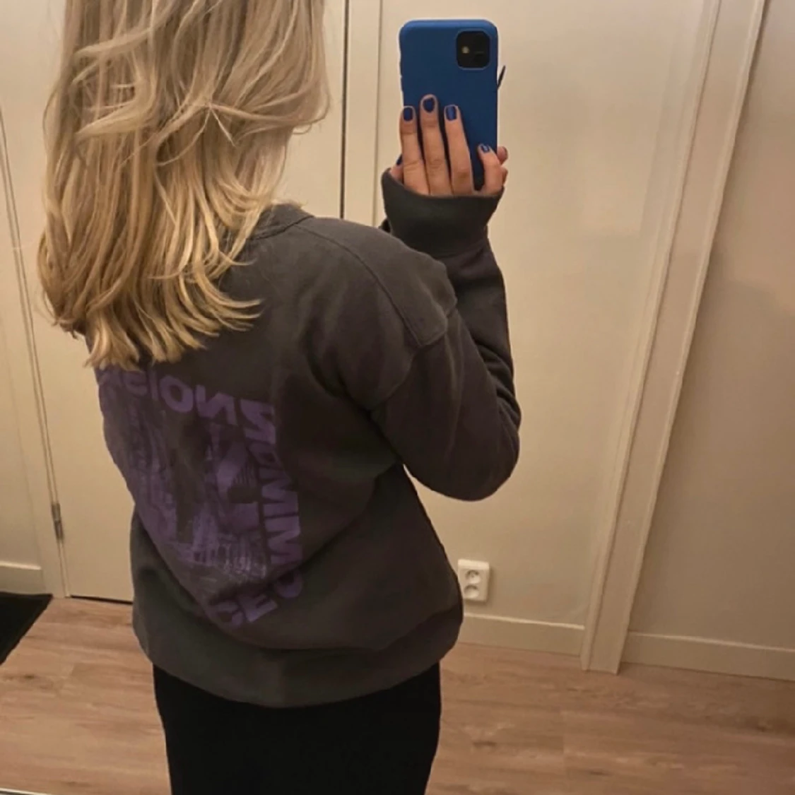 Mörk-Grå Sweatshirt med ett coolt tryck  - 91